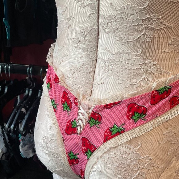 Y2k Vintage sexy little thing Victoria's Secret Strawberry Panties High Size L - Picture 4 of 4